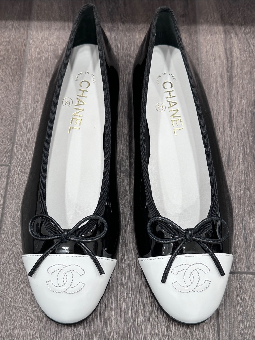 NEW 2026 CHANEL BLACK PATENT LEATHER WHITE CC LOGO CAPTOE BALLET FLATS 38.5C